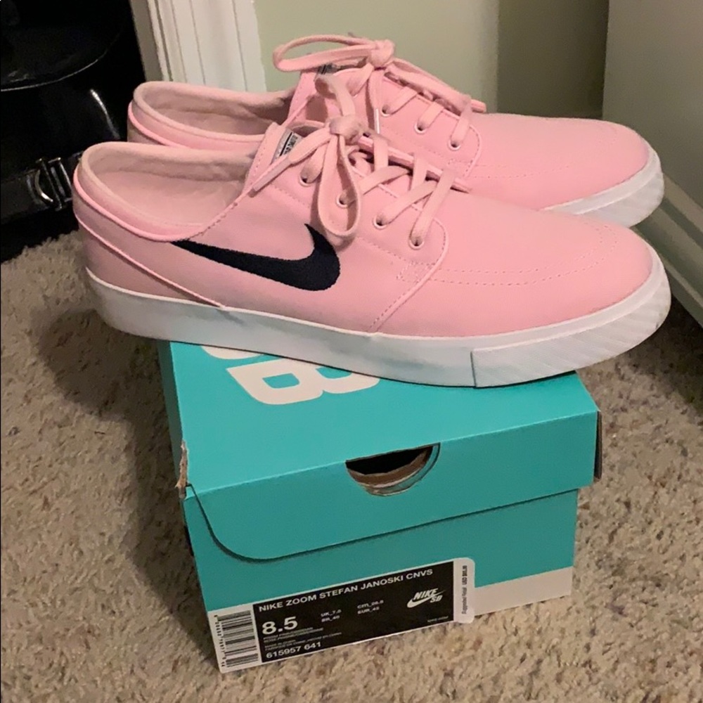 PINK NIKE ZOOM STEFAN JANOSKI CANVAS SHOES.